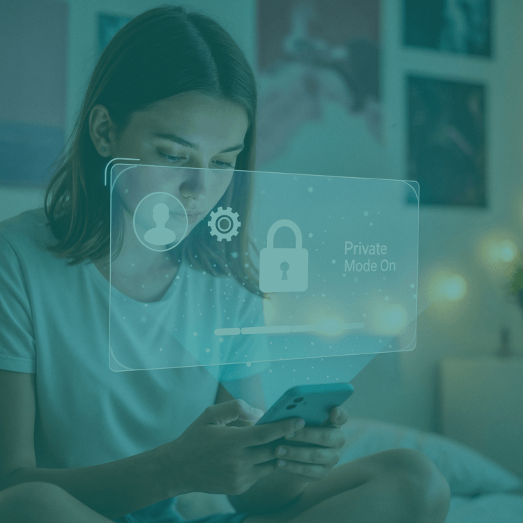 banner de privacidade, garota mexendo no celular e exibindo logo com cadeado, assegurando a privacidade na navegação.